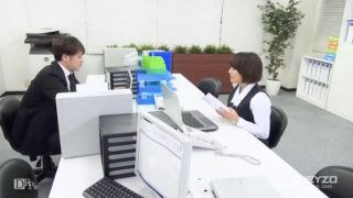 Cô em đồng nghiệp đang thủ dâm được bạn giúp